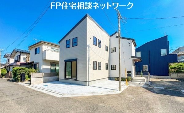 外観:前面道路含む現地外観写真
