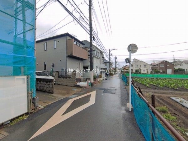 外観:前面道路含む現地外観写真
