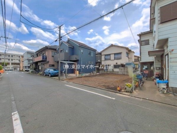 外観:前面道路含む現地外観写真（建築中）