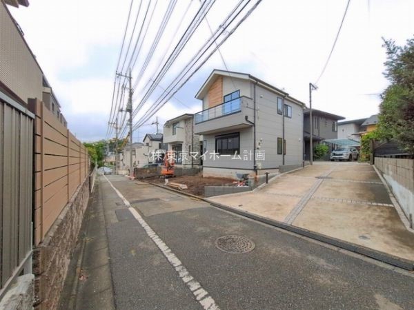 外観:前面道路含む現地外観写真
