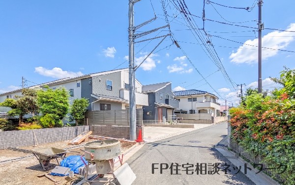外観:前面道路含む現地外観写真
