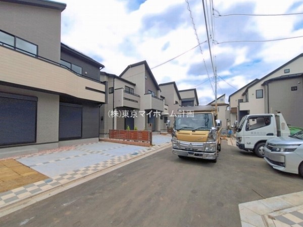 外観:前面道路含む現地外観写真