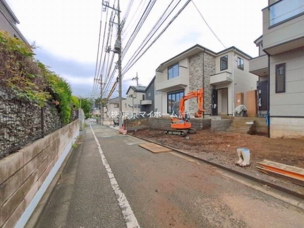 外観:前面道路含む現地外観写真