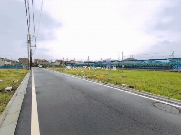 外観:前面道路含む現地土地写真