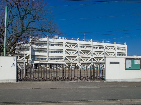 周辺環境:立川市立南砂小学校(本校の教育目標は「元気な子　考える子　思いやる子　がんばる子」です。)
