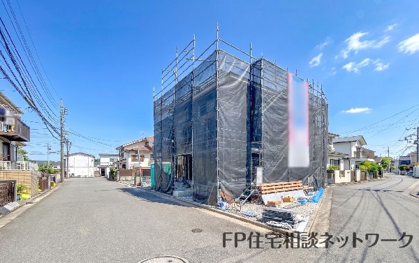 外観:前面道路含む現地外観写真（建築中）