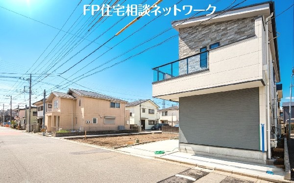 外観:前面道路含む現地外観写真