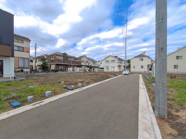 外観:前面道路含む現地土地写真