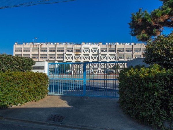 周辺環境:立川市立第六小学校(本校の校章「ひまわり」の花びらは、開校当時の教職員の数がデザインされています。子どもも教員も太陽に向かって成長し続ける学校, それが六小です。)