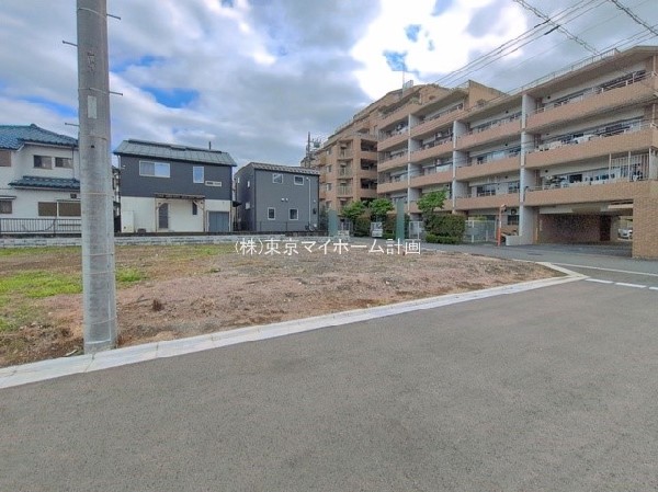 外観:前面道路含む現地土地写真