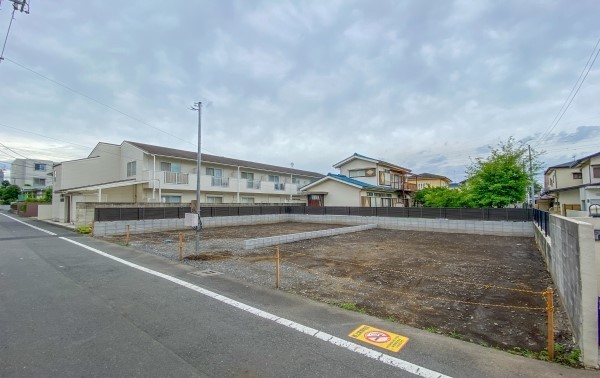 外観:前面道路含む現地写真