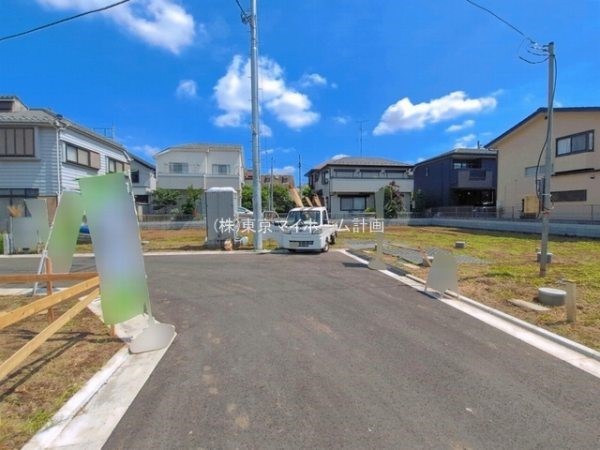 外観:前面道路含む現地土地写真