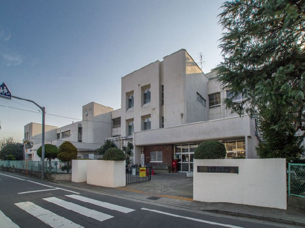 周辺環境:清瀬市立清瀬第八小学校(教育目標は「よく考え進んでやりぬく子」「みんな仲よく助け合う子」「明るく強い元気な子」です。)