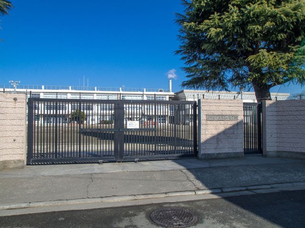 周辺環境:立川市立立川第四中学校(生徒が「四中生でよかった」、保護者が「四中に通わせてよかった」と思っていただき、地域から「四中は落ち着いた良い学校だ」と評価される学校づくりのために、教職員が一致団結し、総力を結集して活動して参ります。)