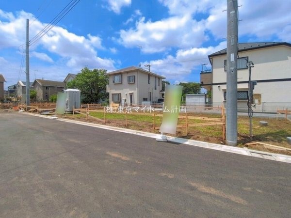 外観:前面道路含む現地土地写真