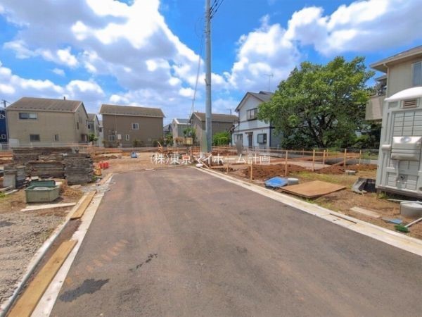 外観:前面道路含む現地外観写真（建築中）