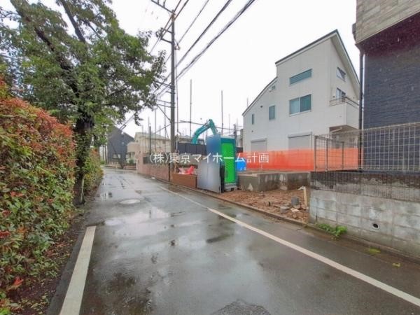 外観:前面道路含む現地外観写真（建築中）