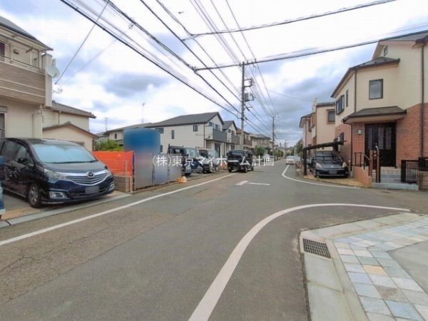 外観:前面道路含む現地外観写真（建築中）
