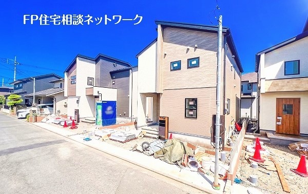 外観:前面道路含む現地外観写真