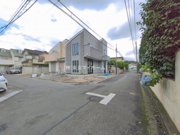 外観:前面道路含む現地外観写真