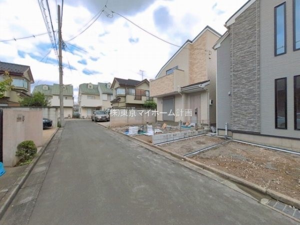 外観:前面道路含む現地外観写真