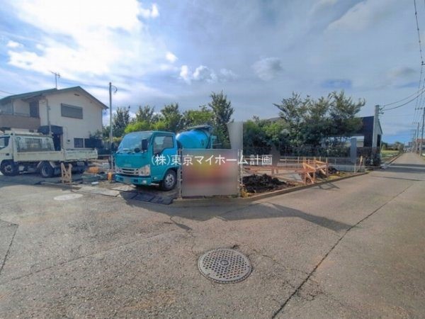 外観:前面道路含む現地外観写真（建築中）