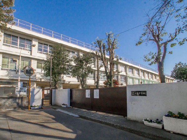 周辺環境:小平市立上水中学校(子どもたちに確かな学力とコミュニケーション能力を育て、グローバル人材の育成を意識した教育を行う中学校です。)