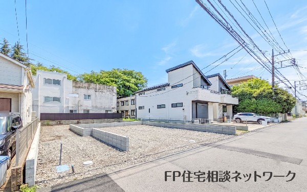 外観:前面道路含む現地写真