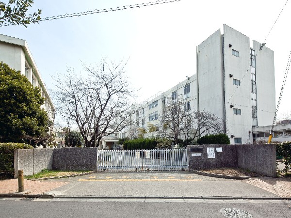 周辺環境:多摩市立多摩中学校(生徒が自他の良さに気づき、自らの成長を自覚することで、生徒にとって通いたくなる学校を目指しています。)