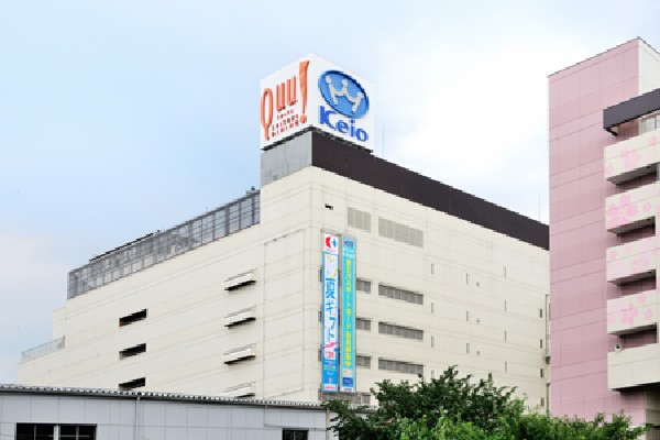 周辺環境:京王百貨店 聖蹟桜ヶ丘店(駅直結の百貨店として営業している。売場はB館の8階まで。隣のA館とは3階から上の連絡通路でつながっている。駅改札のある1階の食品売場のみ、夜20時まで営業している。)