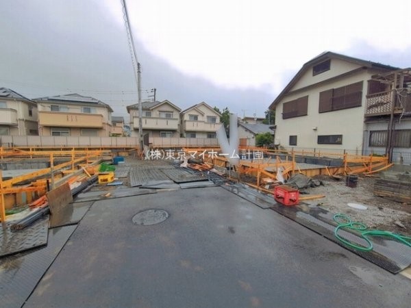 外観:前面道路含む現地外観写真（建築中）
