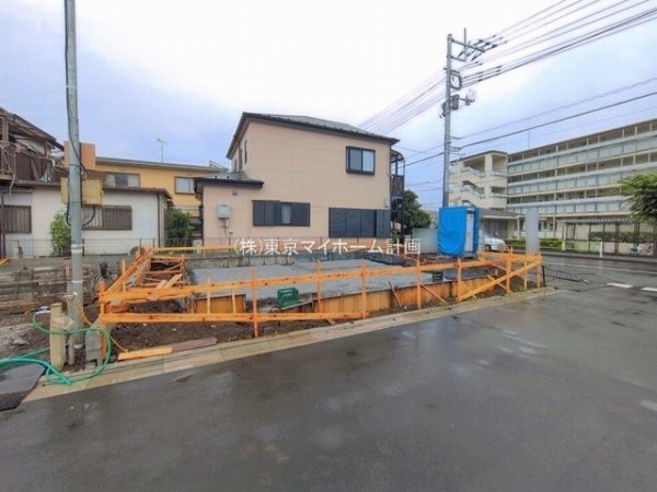 外観:前面道路含む現地外観写真（建築中）