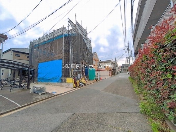 外観:前面道路含む現地外観写真（建築中）