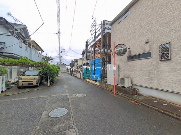 外観:前面道路含む現地外観写真（建築中）