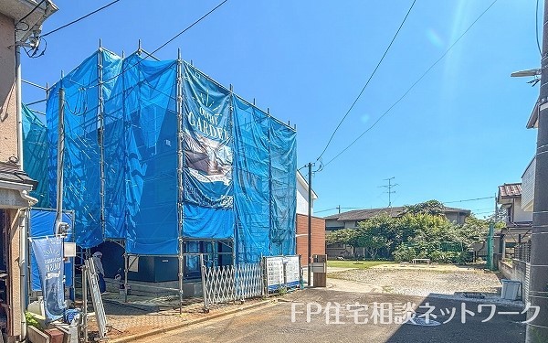 外観:前面道路含む現地外観写真（建築中）