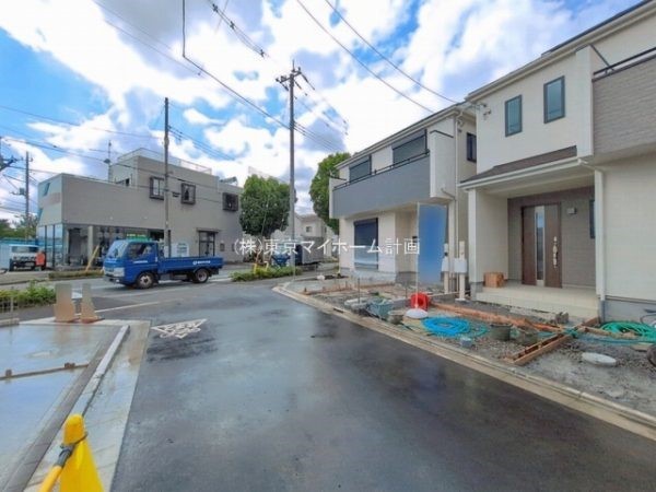 外観:前面道路含む現地外観写真