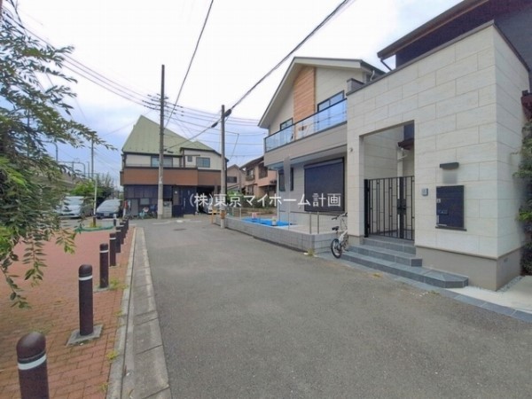 外観:前面道路含む現地外観写真