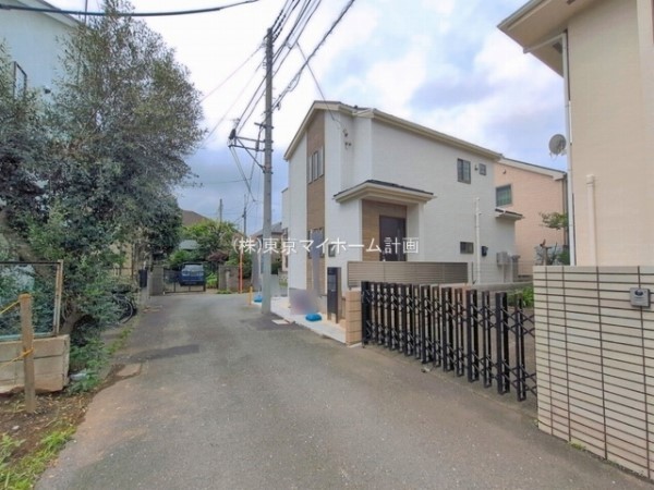 外観:前面道路含む現地外観写真
