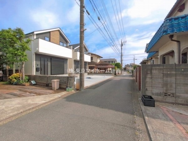 外観:前面道路含む現地外観写真