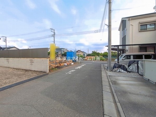 外観:前面道路含む現地外観写真（建築中）