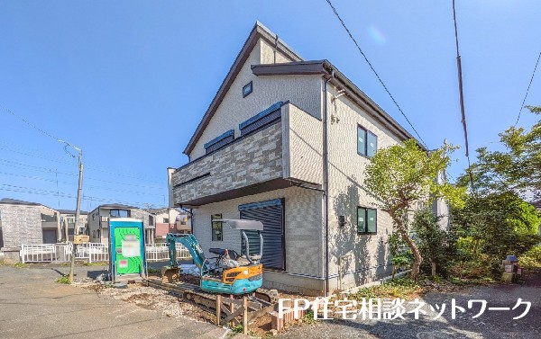 外観:前面道路含む現地外観写真