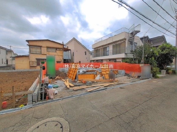 外観:前面道路含む現地外観写真（建築中）