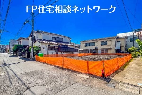 外観:前面道路含む現地土地写真
