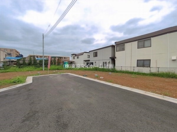 外観:前面道路含む現地土地写真