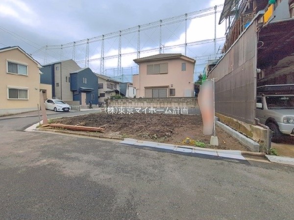 外観:前面道路含む現地写真