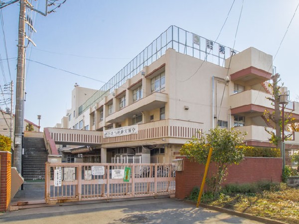 周辺環境:三鷹市立第六中学校(教育目標　豊かな心をもち、地域と共に生き、人間力・社会力にあふれ、国際社会に貢献する児童・生徒の育成をめざす。)