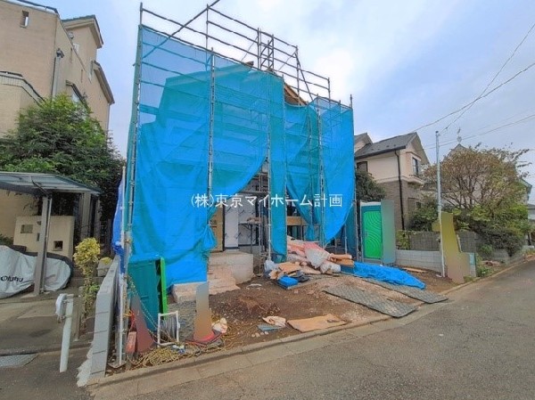 外観:前面道路含む現地外観写真（建築中）