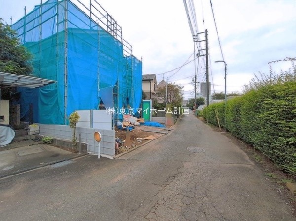 外観:前面道路含む現地外観写真（建築中）