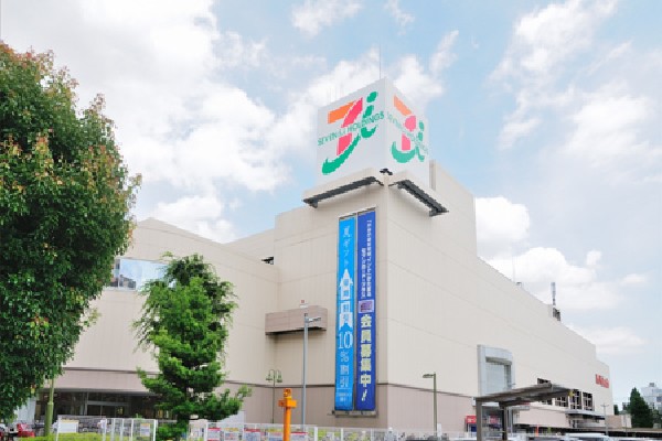 周辺環境:イトーヨーカドー国領店(食料品から家電、衣料品まで、ほとんどのカテゴリーが網羅されています。どのような客層も安心・安全・快適にショッピングを楽しめる店づくりを目指しており、細かいところまで配慮された施設とサービスが特徴です。)