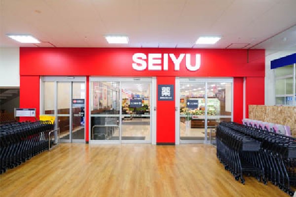 周辺環境:西友府中四谷店(「西友」のモデル店ともいえる店舗で、従来の「西友」とは内装が異なり、LED照明によって優しく穏やかな雰囲気を重視した店になっています。)